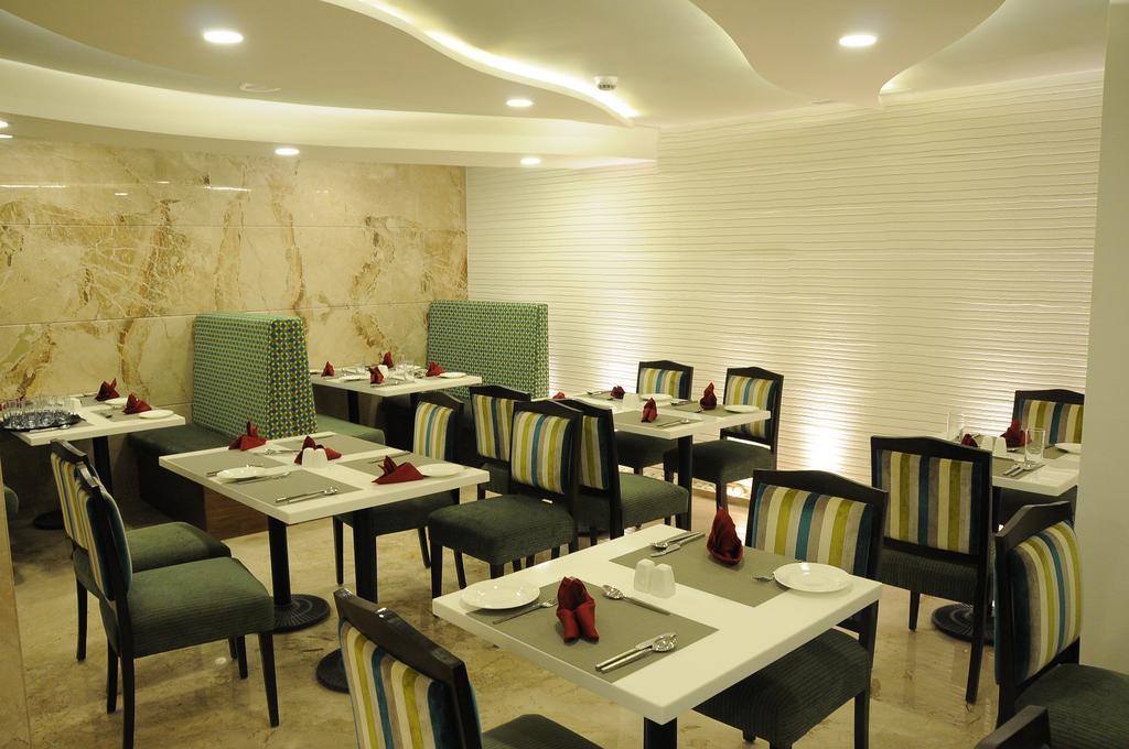 La Woods Hotel Chennai Extérieur photo