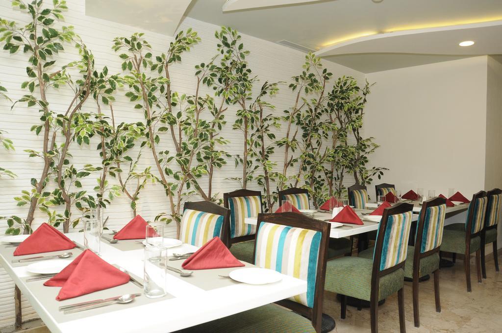 La Woods Hotel Chennai Extérieur photo