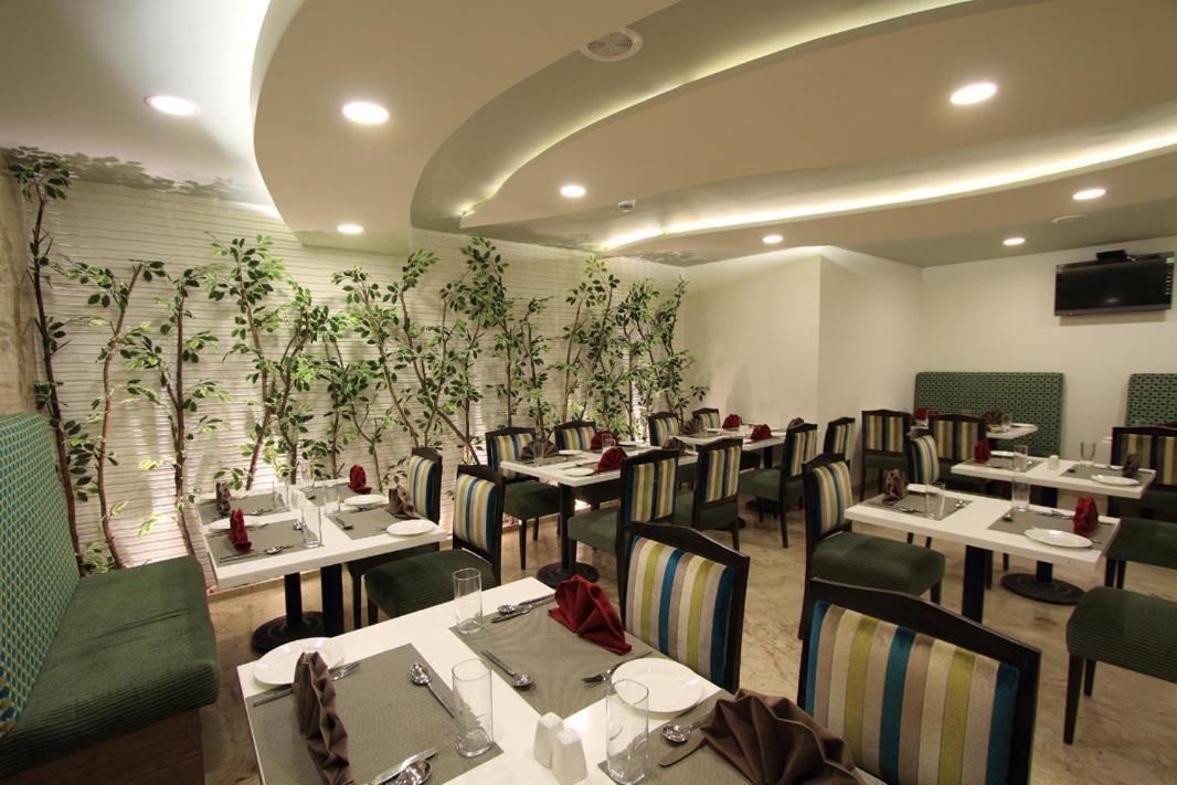 La Woods Hotel Chennai Extérieur photo