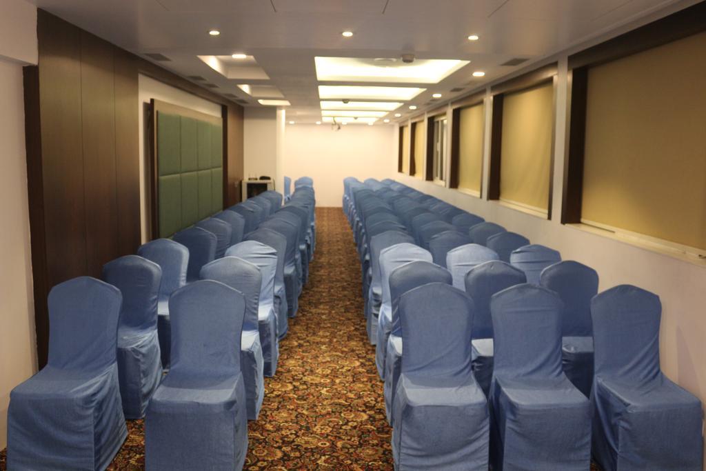 La Woods Hotel Chennai Extérieur photo