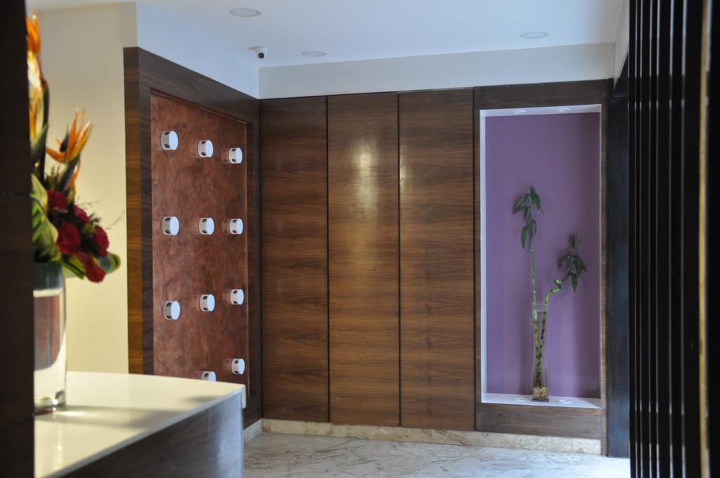 La Woods Hotel Chennai Extérieur photo