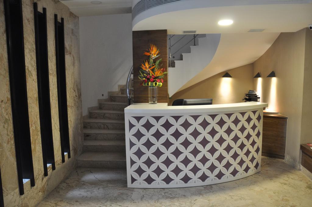 La Woods Hotel Chennai Extérieur photo