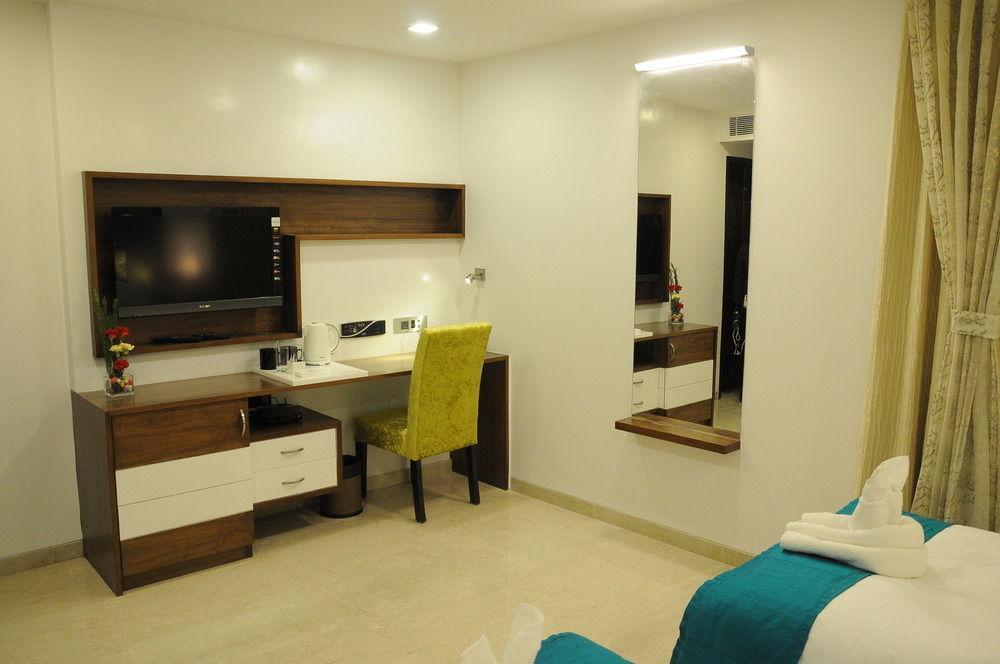 La Woods Hotel Chennai Extérieur photo