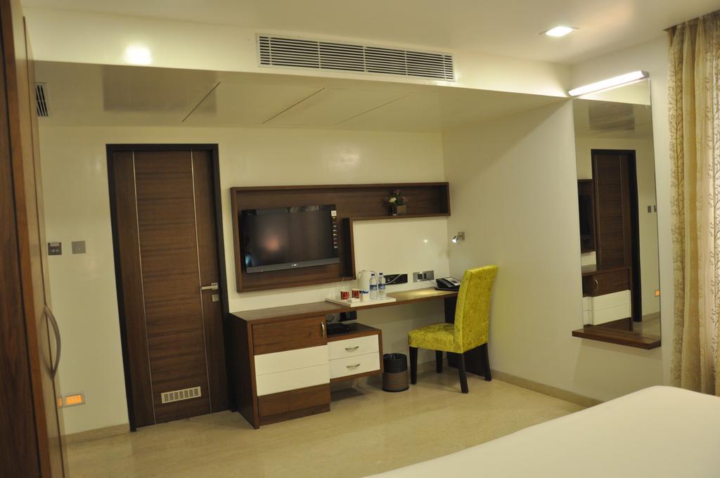 La Woods Hotel Chennai Extérieur photo