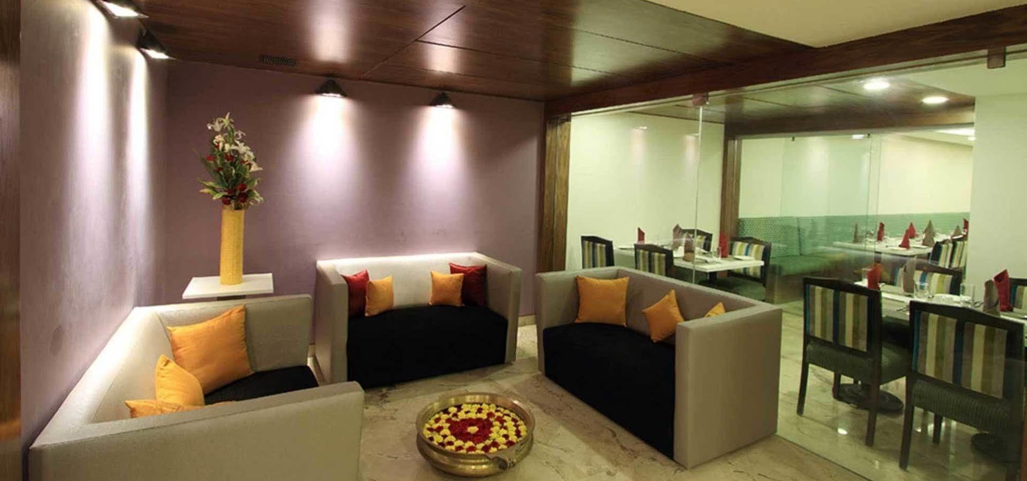 La Woods Hotel Chennai Extérieur photo