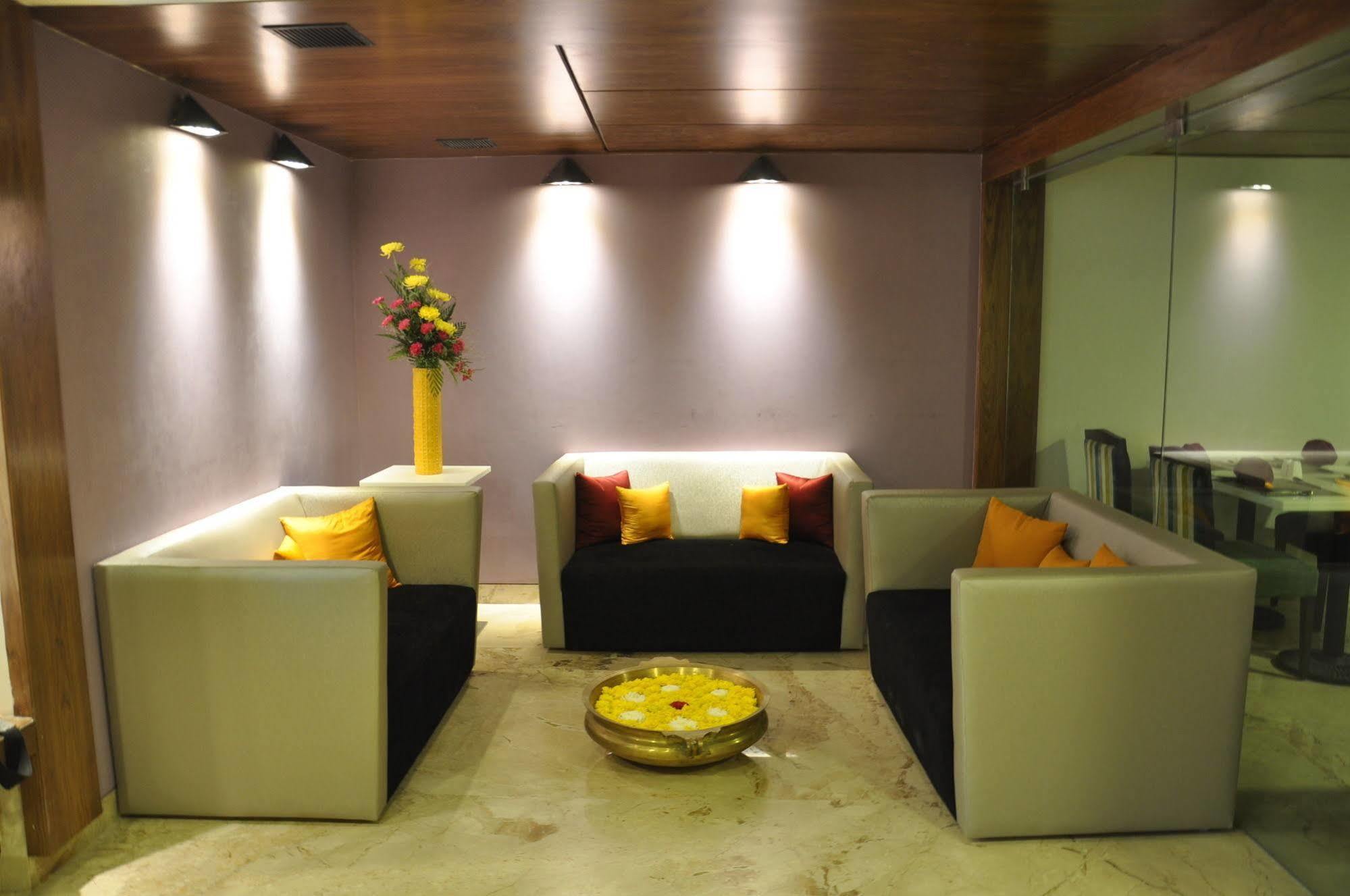 La Woods Hotel Chennai Extérieur photo