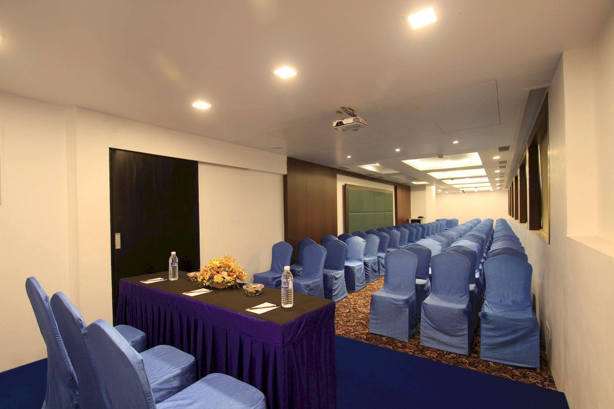 La Woods Hotel Chennai Extérieur photo