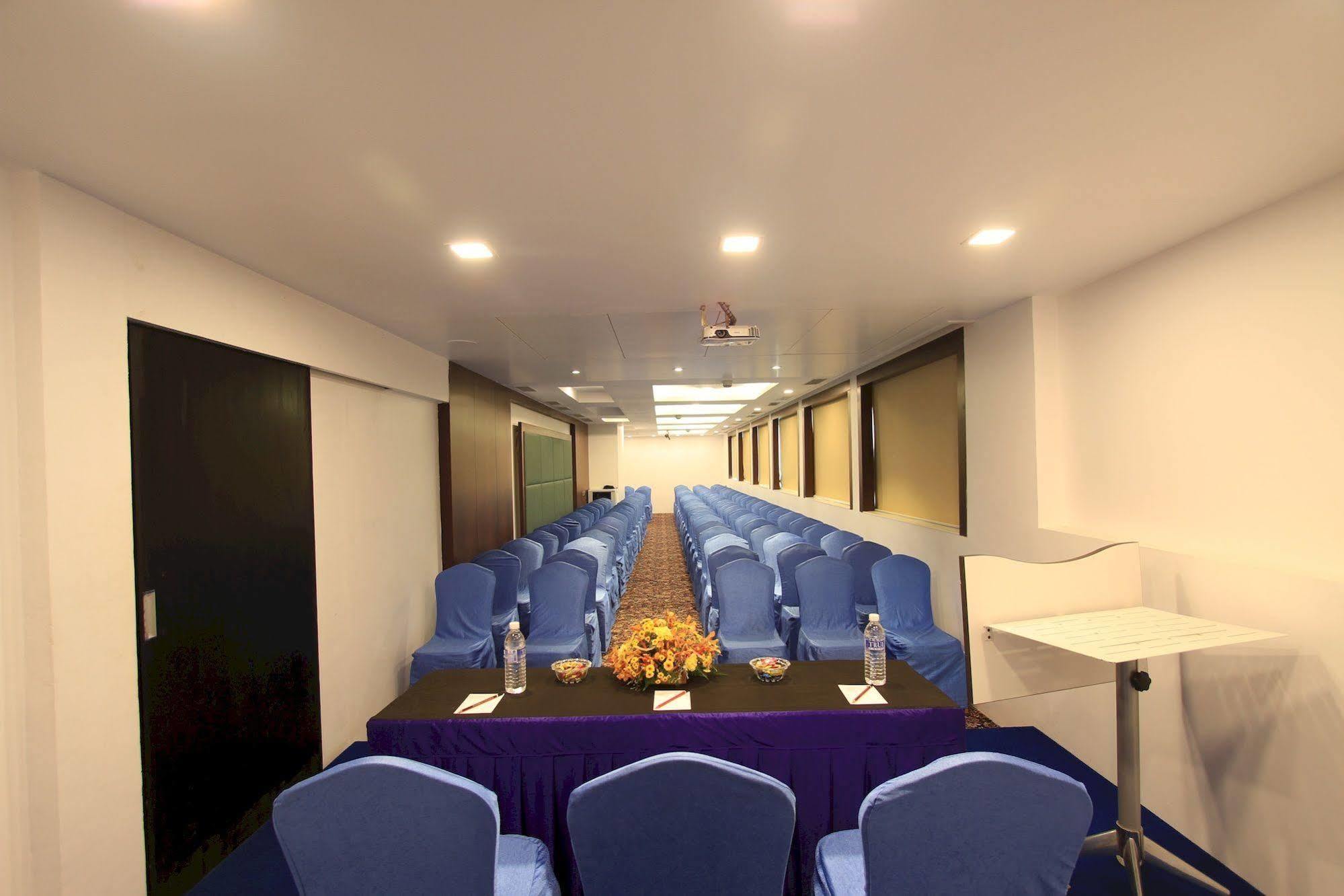 La Woods Hotel Chennai Extérieur photo