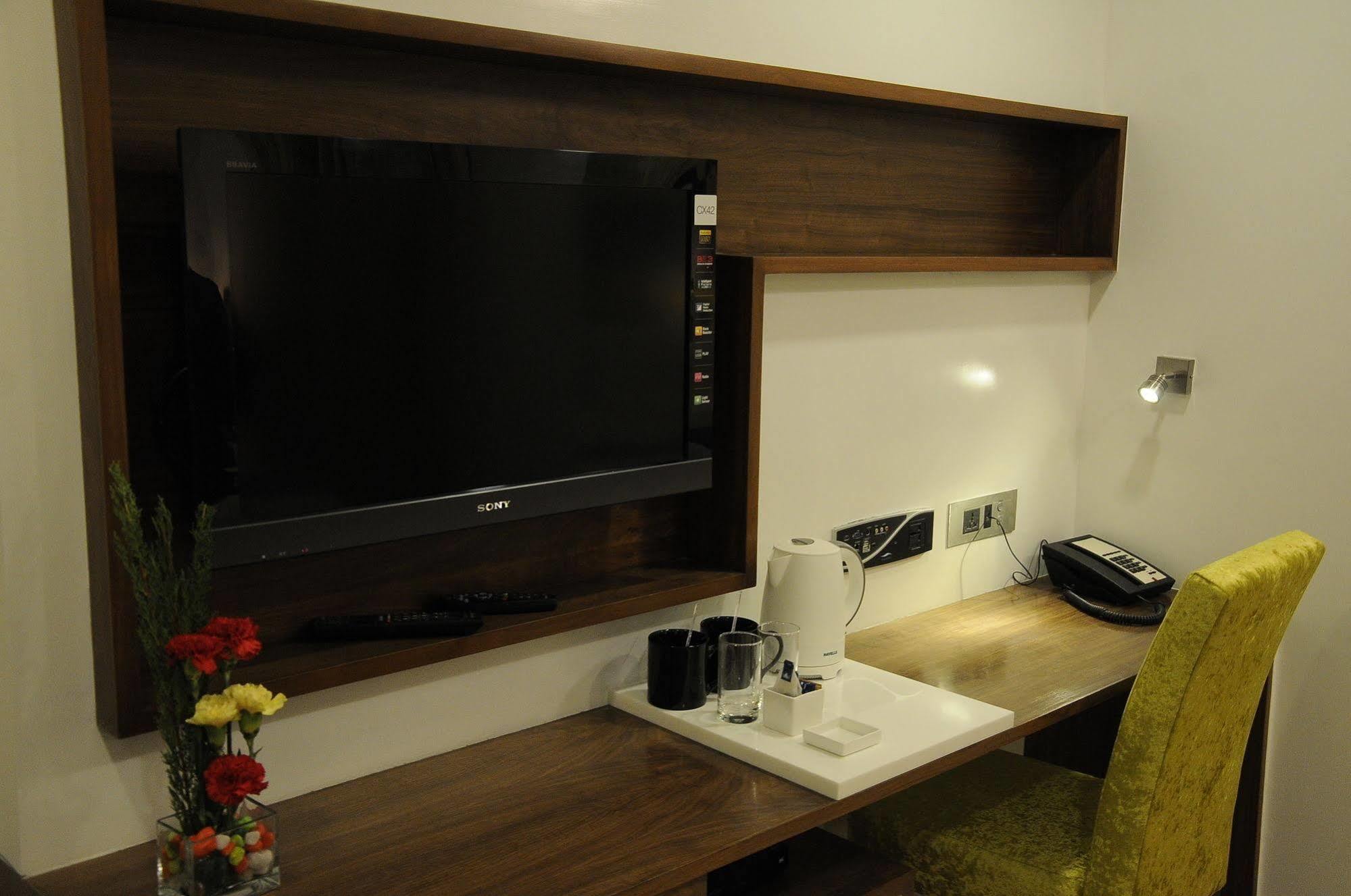La Woods Hotel Chennai Extérieur photo