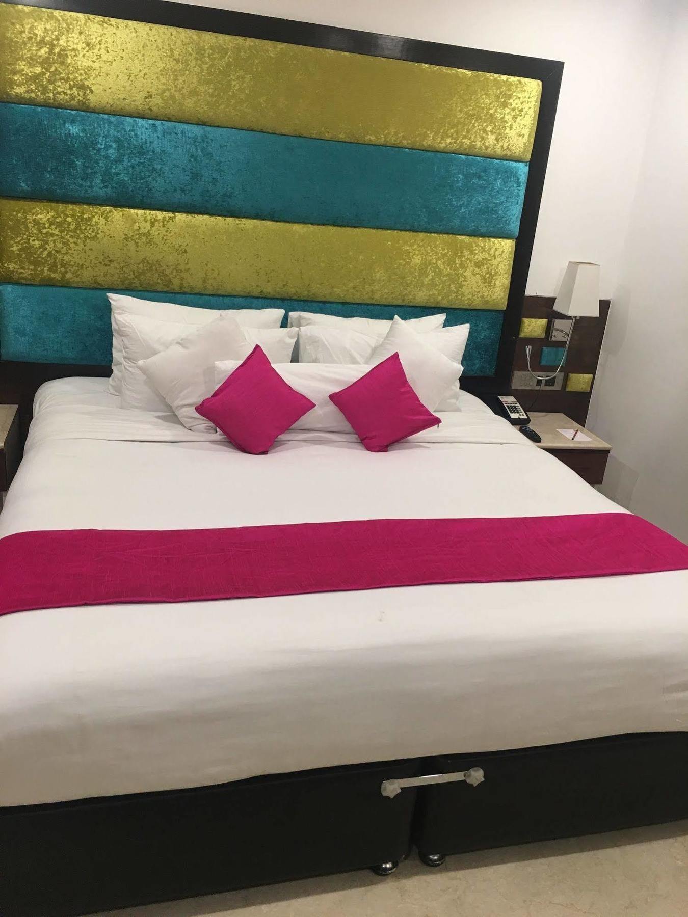 La Woods Hotel Chennai Extérieur photo