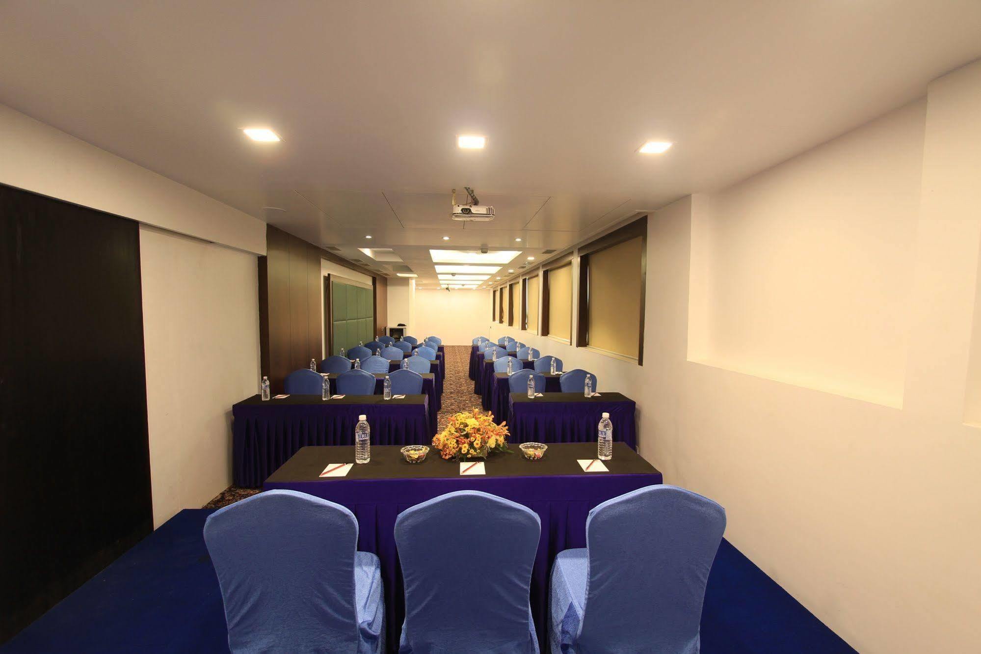 La Woods Hotel Chennai Extérieur photo