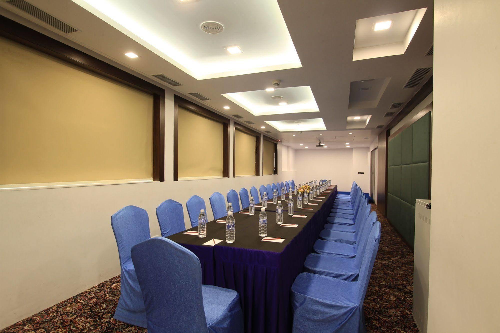 La Woods Hotel Chennai Extérieur photo