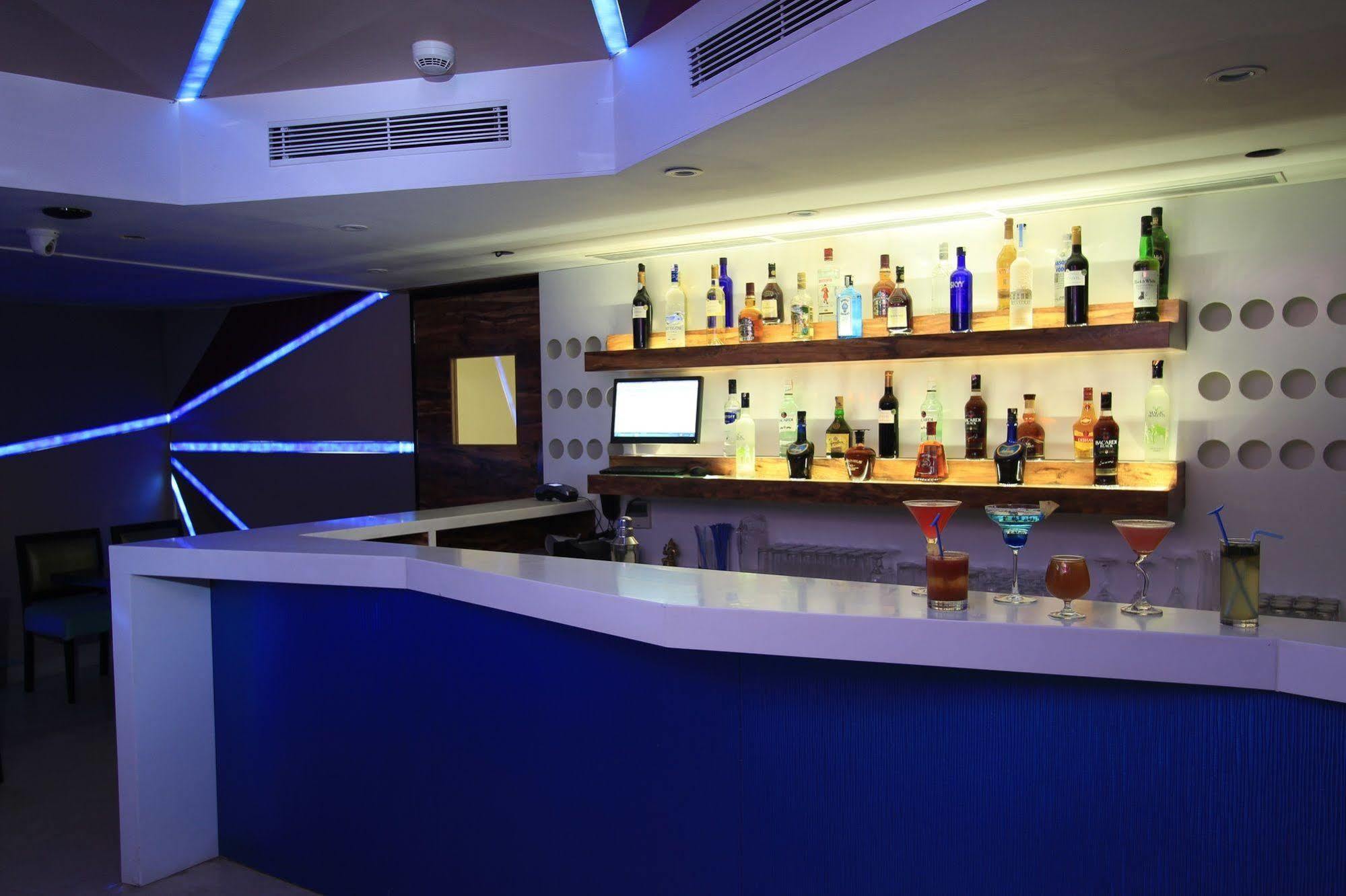 La Woods Hotel Chennai Extérieur photo