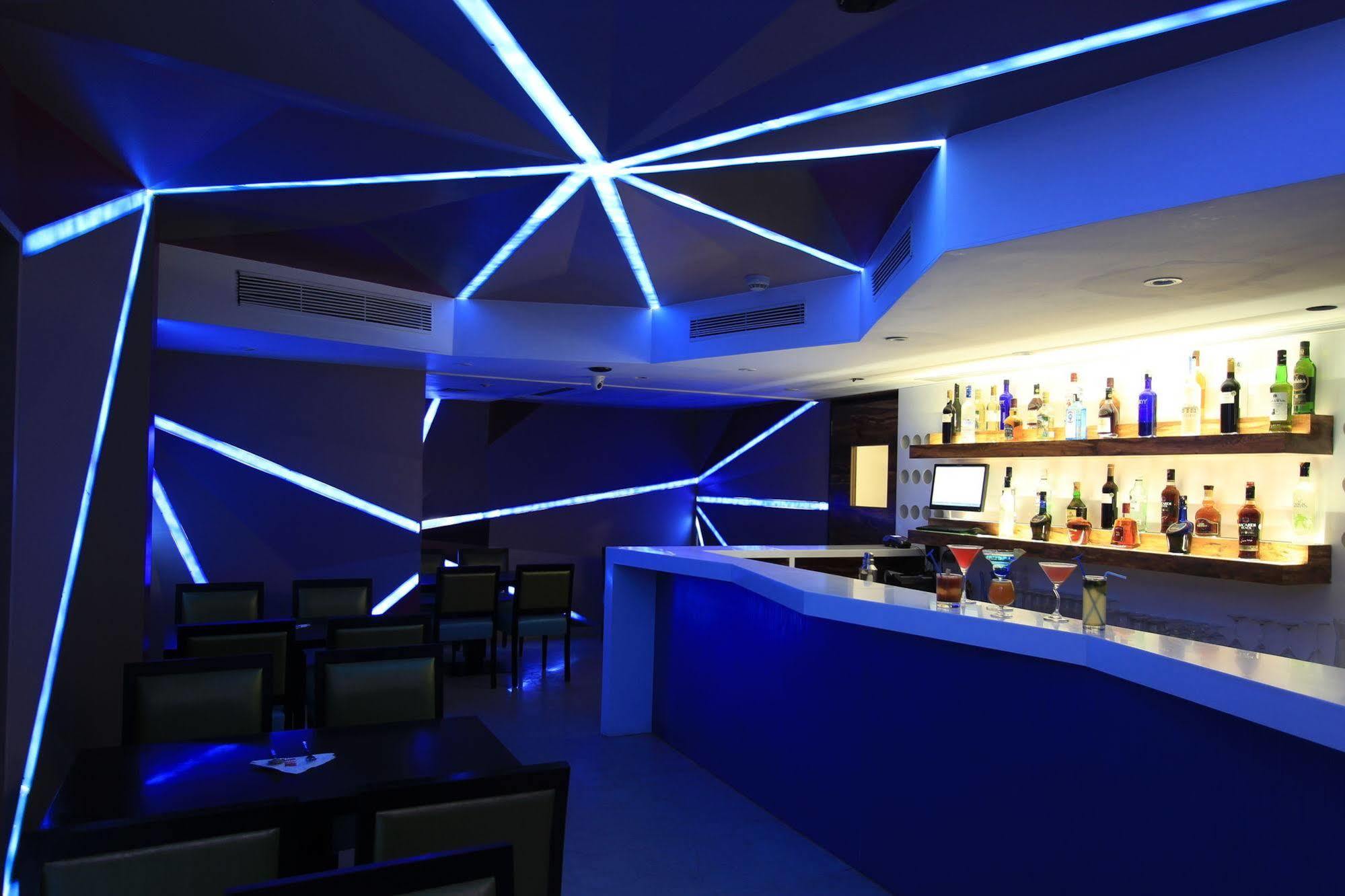 La Woods Hotel Chennai Extérieur photo