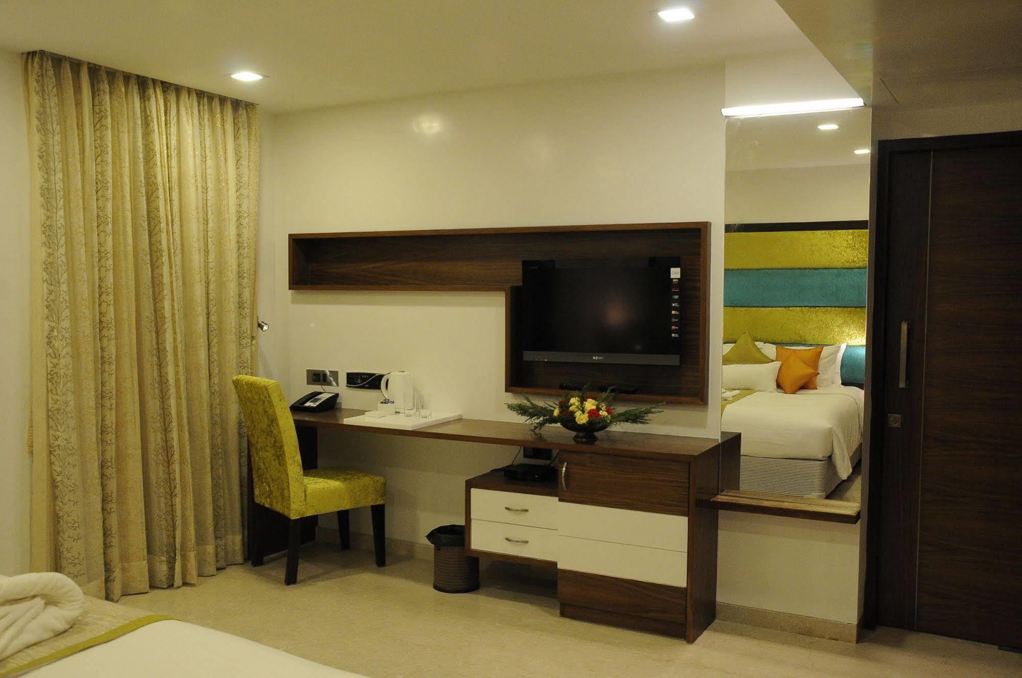 La Woods Hotel Chennai Extérieur photo