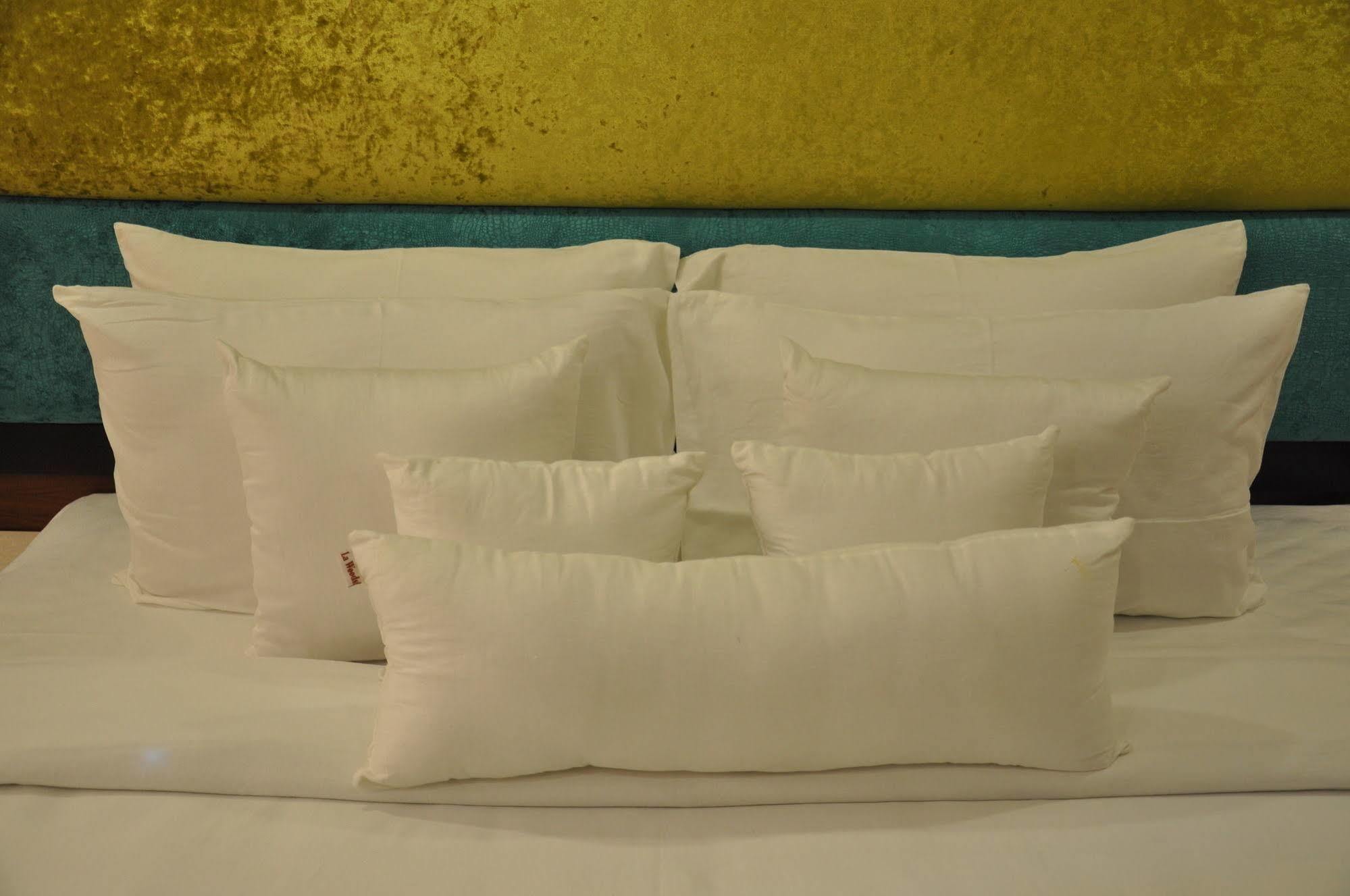 La Woods Hotel Chennai Extérieur photo